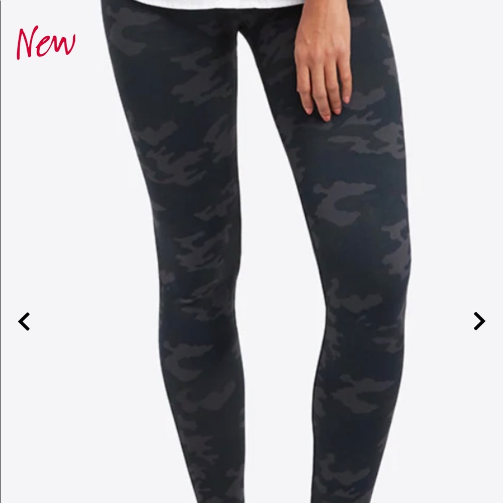 SPANX- ‘Look At Me Now’ Seamless Leggings in black camo. Size XS